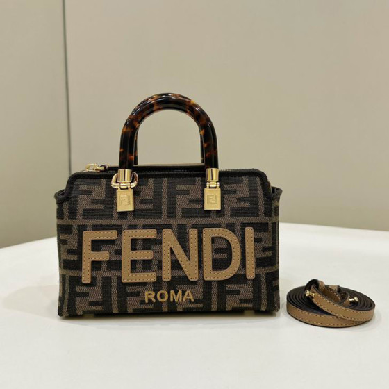 067A68f 18X8X12cm H